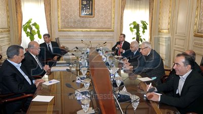 رئيس الوزراء يناقش برنامج الحكومة مع عدد من رؤساء تحرير الصحف