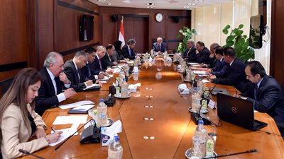 شريف إسماعيل يوجه برفع كفاءة البنية التحتية للمطارات المصرية