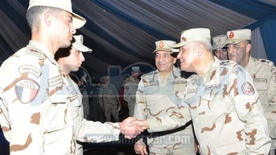 وزير الدفاع يلتقى مقاتلي الجيش الثالث الميدانى ويكرم المتميزين منهم