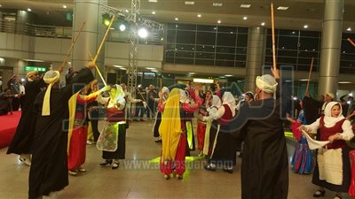 فرق الفنون الشعبية تنظم احتفالية لتنشيط السياحة بمطار القاهرة