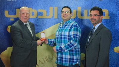 بنك «SAIB» يُسلم الفائز الأول بربع كيلو الذهب