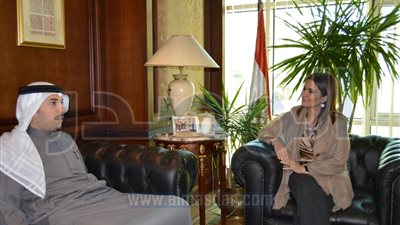 سحر نصر تبحث مع سفير البحرين تمويل تجمعات تنموية بمشروعات سيناء