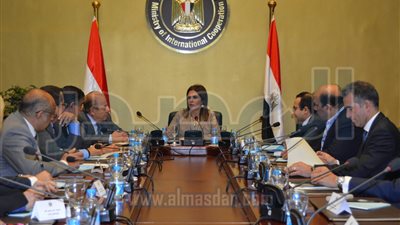 وزيرة التعاون الدولي تعقد اجتماعًا مع مستثمري العاشر من رمضان