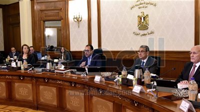 رئيس الوزراء: الإسراع بتنفيذ خطة الدولة لرصف الطرق التي تربط بين القرى