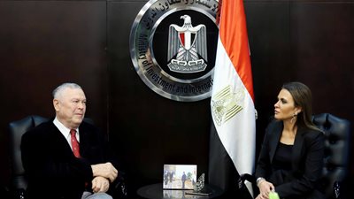 سحر نصر تبحث مع وفد أمريكي ضخ استثمارات جديدة فى مصر