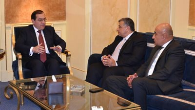 وزير البترول يبحث مع 