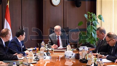 رئيس الوزراء يبحث الموقف التنفيذي لخطة تطوير المناطق العشوائية