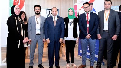 الرئيس السيسي يتفقد منطقة رواد الأعمال بمنتدى شباب العالم في شرم الشيخ