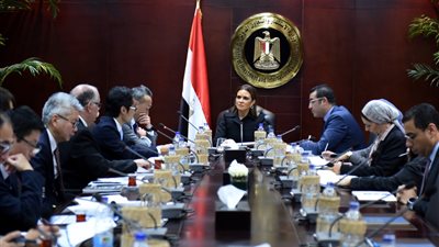 وزيرة الاستثمار تتابع مع «تويوتا» مشروع تصنيع 240 ألف ميني باص بالغاز الطبيعى