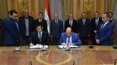 «العصار» يشهد توقيع عقد مع شركة صينية لإنشاء مصنع لإطارات السيارات