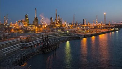 انخفاض أسعار النفط العالمية بسبب زيادة المخزونات الأمريكية