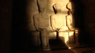 4 آلاف سائح ومصرى يشهدون تعامد الشمس بـ