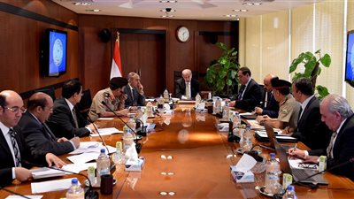 شريف إسماعيل يتابع مشروعات الشركة المصرية للرمال السوداء