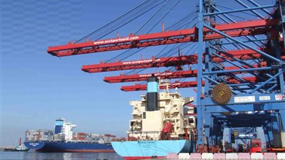 عودة الملاحة بموانئ السويس بعد استقرار الأحوال الجوية