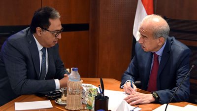 رئيس الوزراء يبحث دور الجامعات بمنظومة التأمين الصحي الجديدة