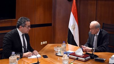شريف إسماعيل يبحث مع وزير الآثار تداعيات حريق المتحف المصري الكبير