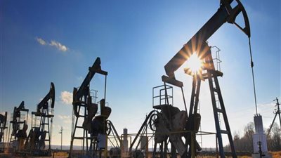 تراجع أسعار النفط العالمية بشكل طفيف