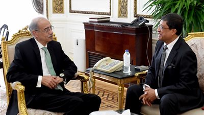 رئيس الوزراء يبحث مع السفير الهندي تعزيز التعاون الاقتصادي