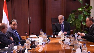 شريف إسماعيل يستعرض الموازنة الاستثمارية لوزارة الصحة