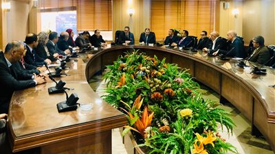 «العناني» يبحث خطة الوزارة لجذب استثمارات جديدة بقطاع السياحة