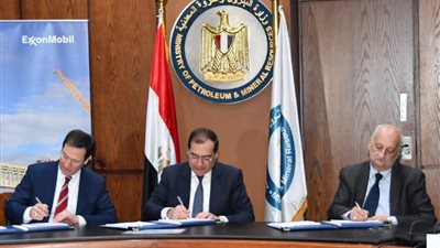 مصر توقع اتفاقيتين مع اكسون موبيل للبحث عن البترول والغاز بالبحر المتوسط