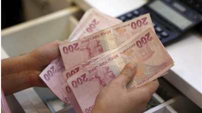 الليرة التركية تنخفض وعجز المعاملات الجارية أكبر من المتوقع