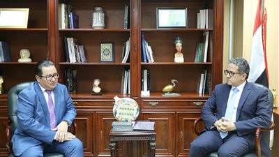 وزير السياحة يبحث مع سفير كازاخستان تشغيل خط طيران مباشر للقاهرة