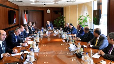 رئيس الوزراء يتابع الموقف التنفيذي لتطبيق قانون التأمين الصحي الشامل