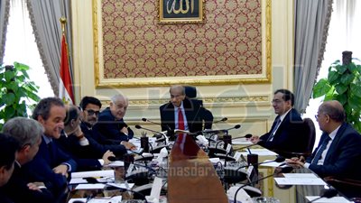 رئيس الوزراء يتابع إنتاج حقل ظهر مع نائب رئيس شركة إيني