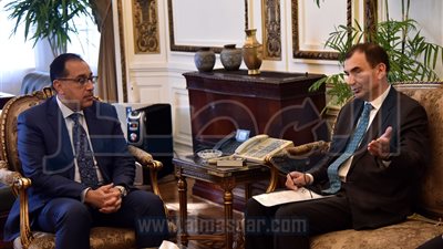 الحكومة تبحث مع «الأوروبي لإعادة الإعمار» التعاون بمشروعات تحلية المياه