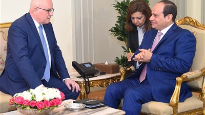 السيسي يعرب عن تطلع مصر لزيادة الاستثمارات الألمانية