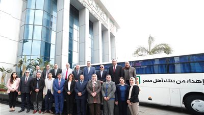 البنك الأهلي يساهم بأتوبيسين لنقل طلاب جامعة بنها