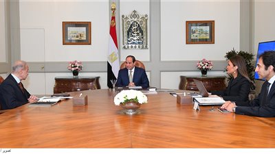 السيسى يبحث آليات جذب الاستثمارات فى مشروعات الطاقة وتنمية سيناء
