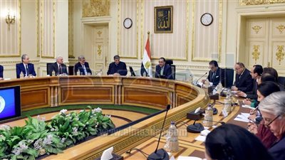 رئيس الوزراء يلتقى وفد مجلس أمناء الجامعة الأمريكية في القاهرة