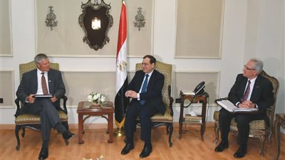 وزير البترول يبحث ومسئولي 