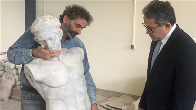 «العناني» يبحث التعاون المشترك مع مسئولي ورشة إنتاج المستنسخات بأثينا