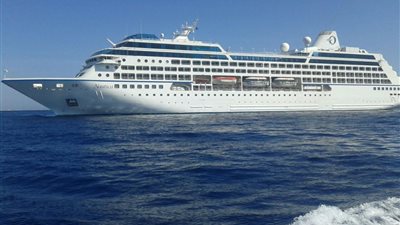 وصول وسفر 1939 راكبا و تداول 149 شاحنة بميناء سفاجا