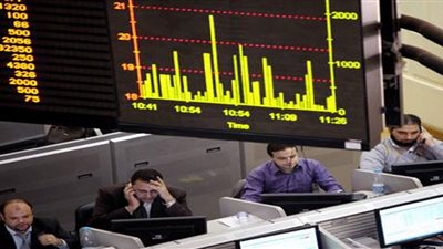 البورصة تقلص خسائرها بمنتصف التعاملات وسط استمرار ضغوط مبيعات المصريين