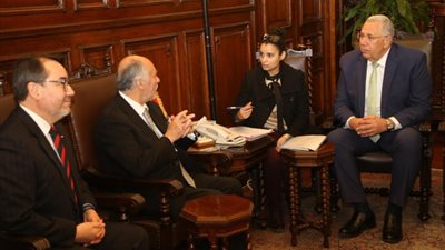 وزير الزراعة يبحث مع رئيس البرلمان الشيلي سبل تعزيز التعاون