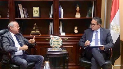 «العناني» و«ساويرس» يبحثان مشروع تطوير الخدمات بمنطقة الأهرامات