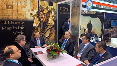 «الملا» يستعرض إجراءات تطوير قطاع التعدين وتهيئة مناخ جذب الاستثمارات