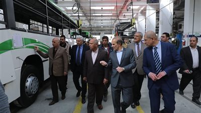 «النقل» تبحث التعاقد على أتوبيسات صديقة للبيئة للعمل بالعاصمة الإدارية