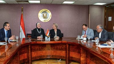 «الصناعة» و«البيئة» تبحثان تعظيم الاستفادة من إستخدام منتجات الوقود البديل