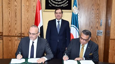 وزير البترول يشهد توقيع عقد رخصة إنشاء مصنع البروبيلين الجديد بالأسكندرية
