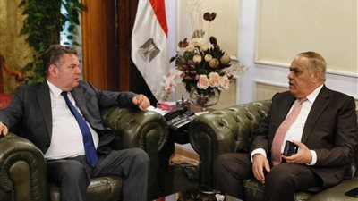 اتفاق بين «قطاع الأعمال» و«العربية للتصنيع» للتعاون في إنتاج الإطارات