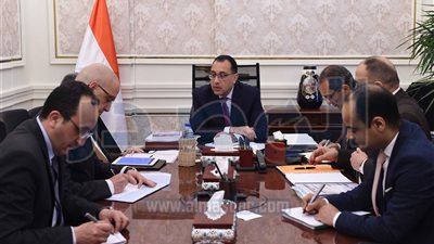 «مدبولي» يستعرض مع الوزراء المعنيين تحديات مواجهة الطقس السيئ