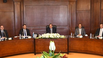 «خدمات البترول الجوية» تتعاقد  على شراء طائرتين هليكوبتر