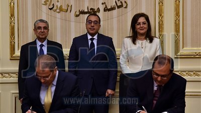 توقيع عقد المستشار المالي لإعداد دراسات الاستثمار بإحدى محطات الكهرباء