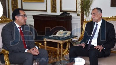 رئيس الوزراء يبحث مع محافظ المركزي تطورات الاقتصاد وموارد العملة الأجنبية