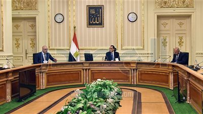 رئيس الوزراء يتابع إجراءات الحفاظ على سلامة العاملين في قطاع الإنشاءات